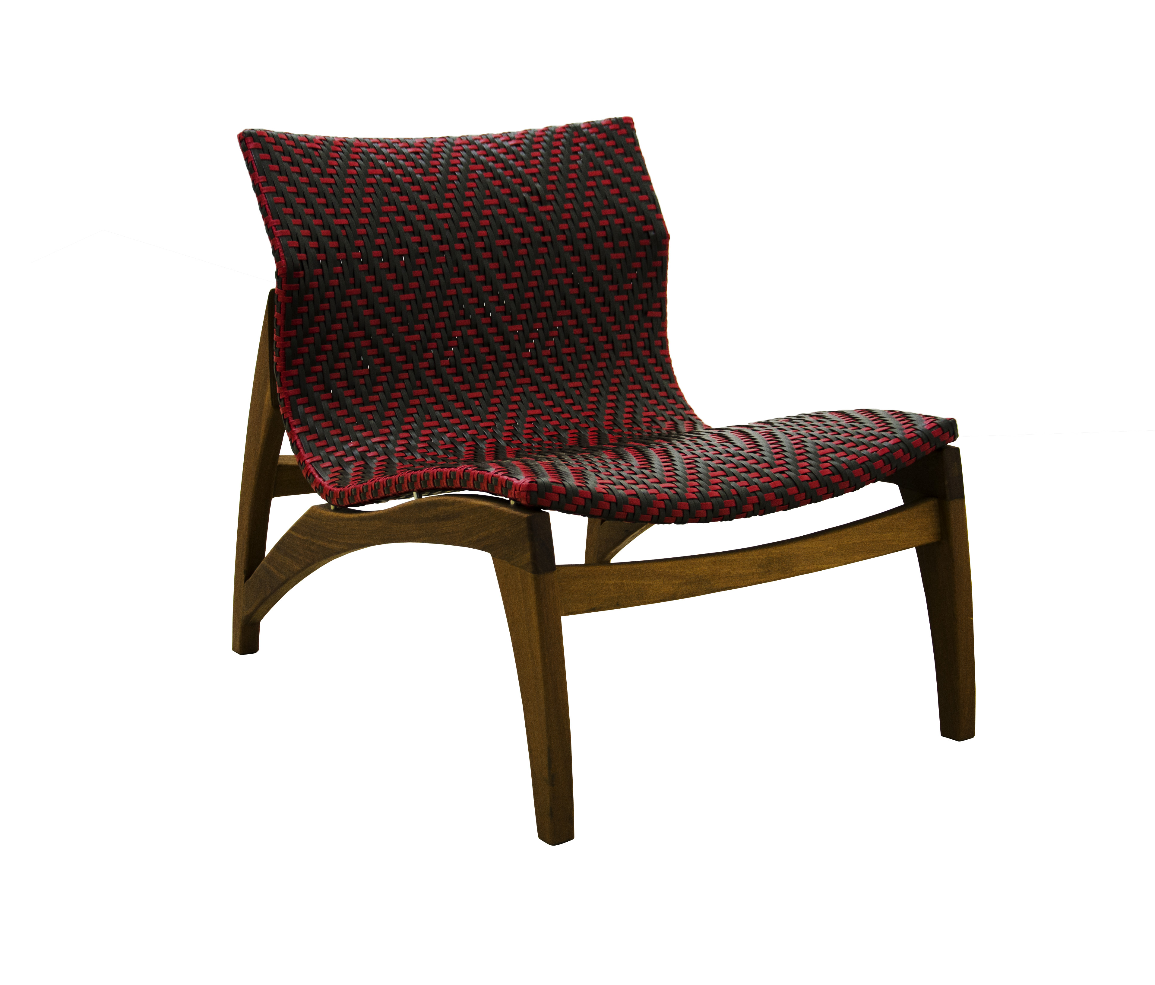 Poltrona baixa em madeira com assento e encosto tramados em preto e vermelho, do acervo histórico EOS Design.